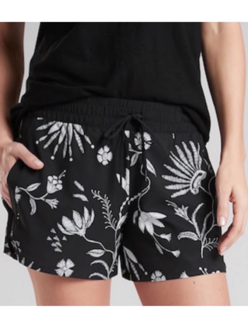 Athleta Black White Botanical Print Running Shorts Size 8 Activewear